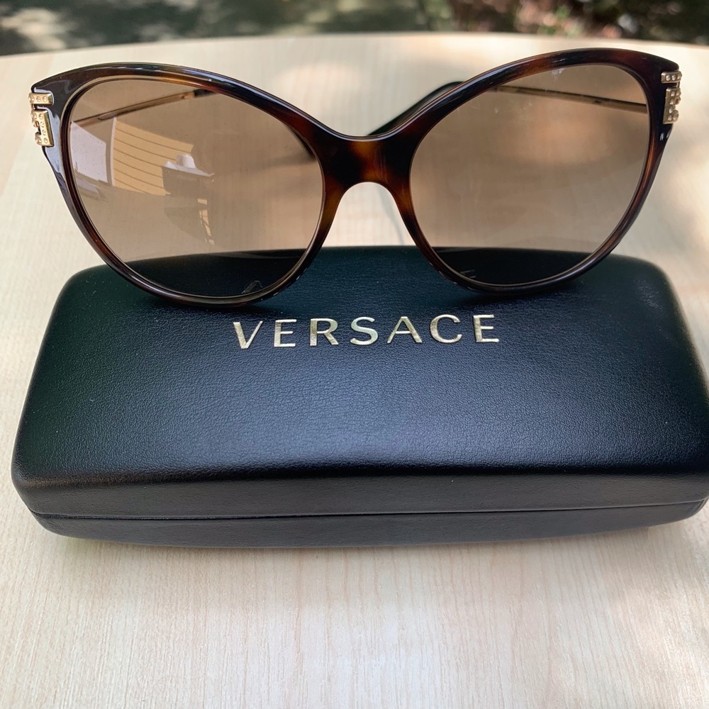 New! ⚜️VERSACE Women’s Sunglasses GORGEOUS CATEYE frames tinted lenses In case
